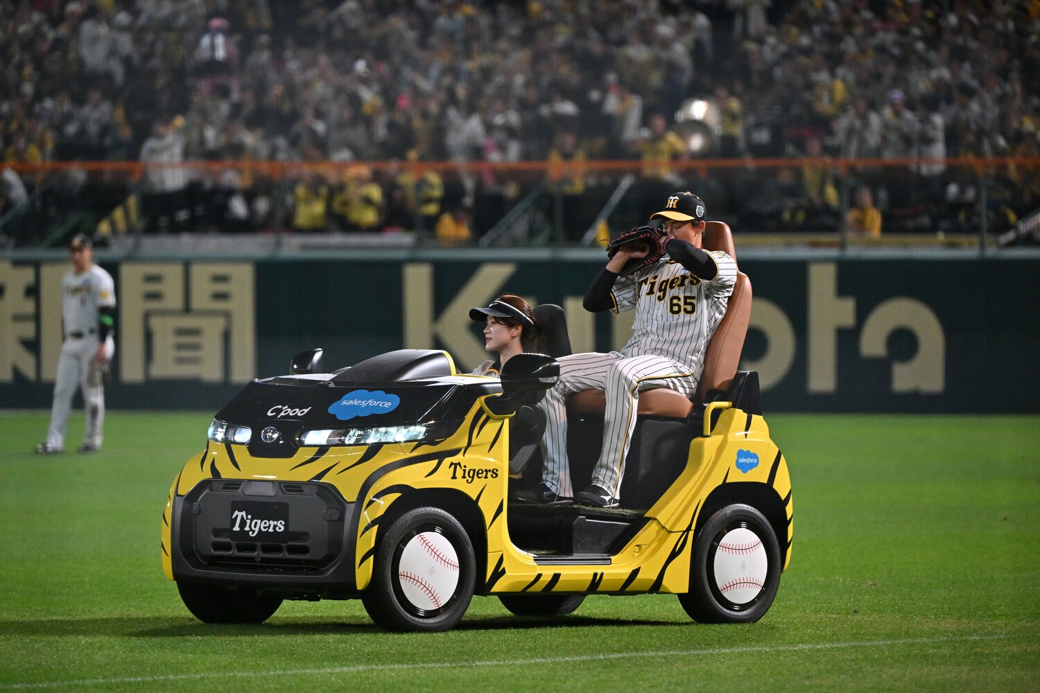 8回2死一、三塁の場面、139日ぶりの一軍登板となった湯浅京己がリリーフカーで登場 ©︎Hideki Sugiyama