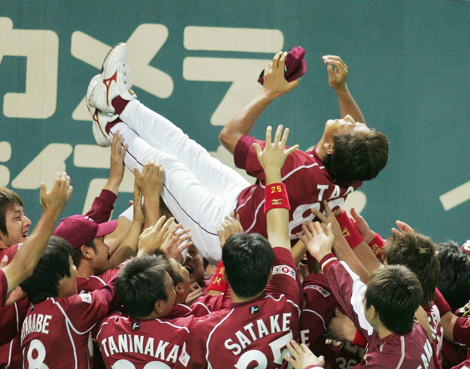 9月28日、2005年シーズンの最終戦（ヤフードーム）。退任が決まっていた田尾監督を胴上げする選手たち　©JIJI PRESS