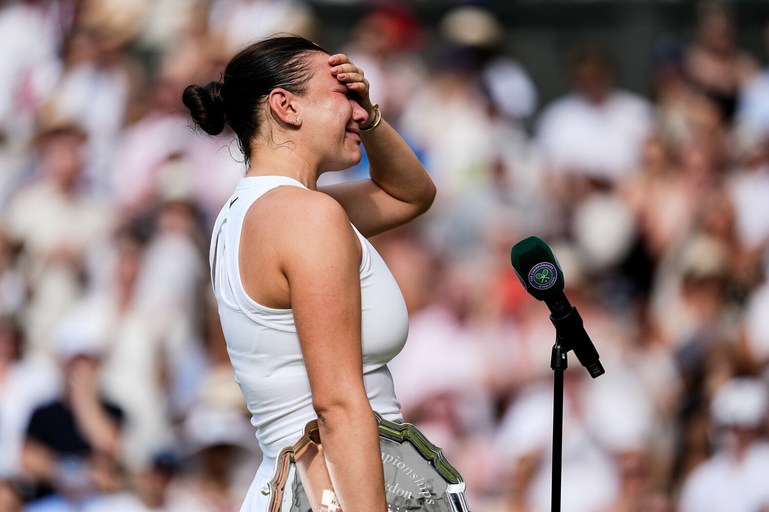 惨敗したアニシモワは準優勝のプレートを手に気丈にスピーチに臨んだものの、思わずこぼれた涙をおさえる　©Getty Images