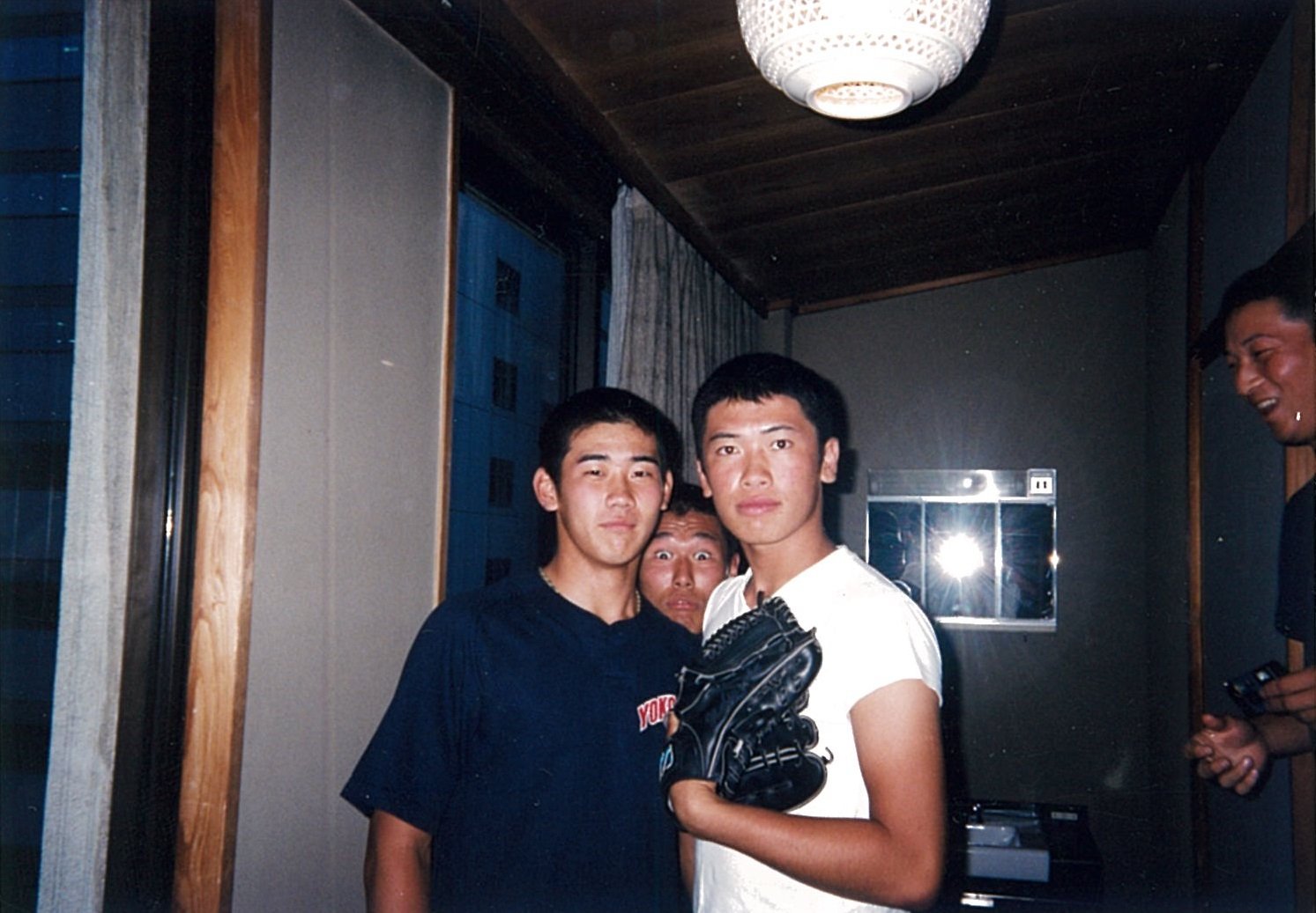 松坂と古畑、2人の間から顔を出しているのは久保康友、脇で見ているのは寺本四郎　写真は本人提供