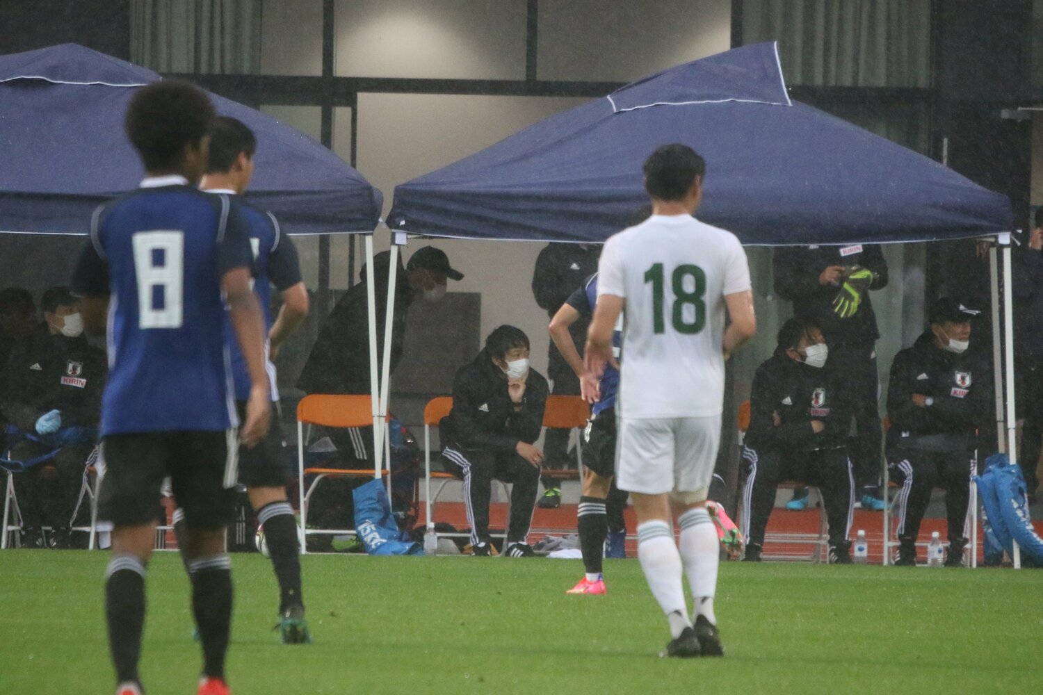 選手たちのプレーに目を光らせる中村　©Takahito Ando