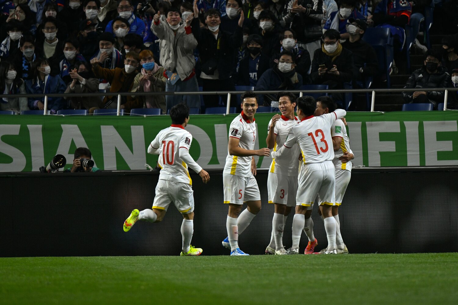 格上の日本からアウェイで先制点を奪い、歓喜に沸くベトナムの選手たち　©Takuya Sugiyama/JMPA