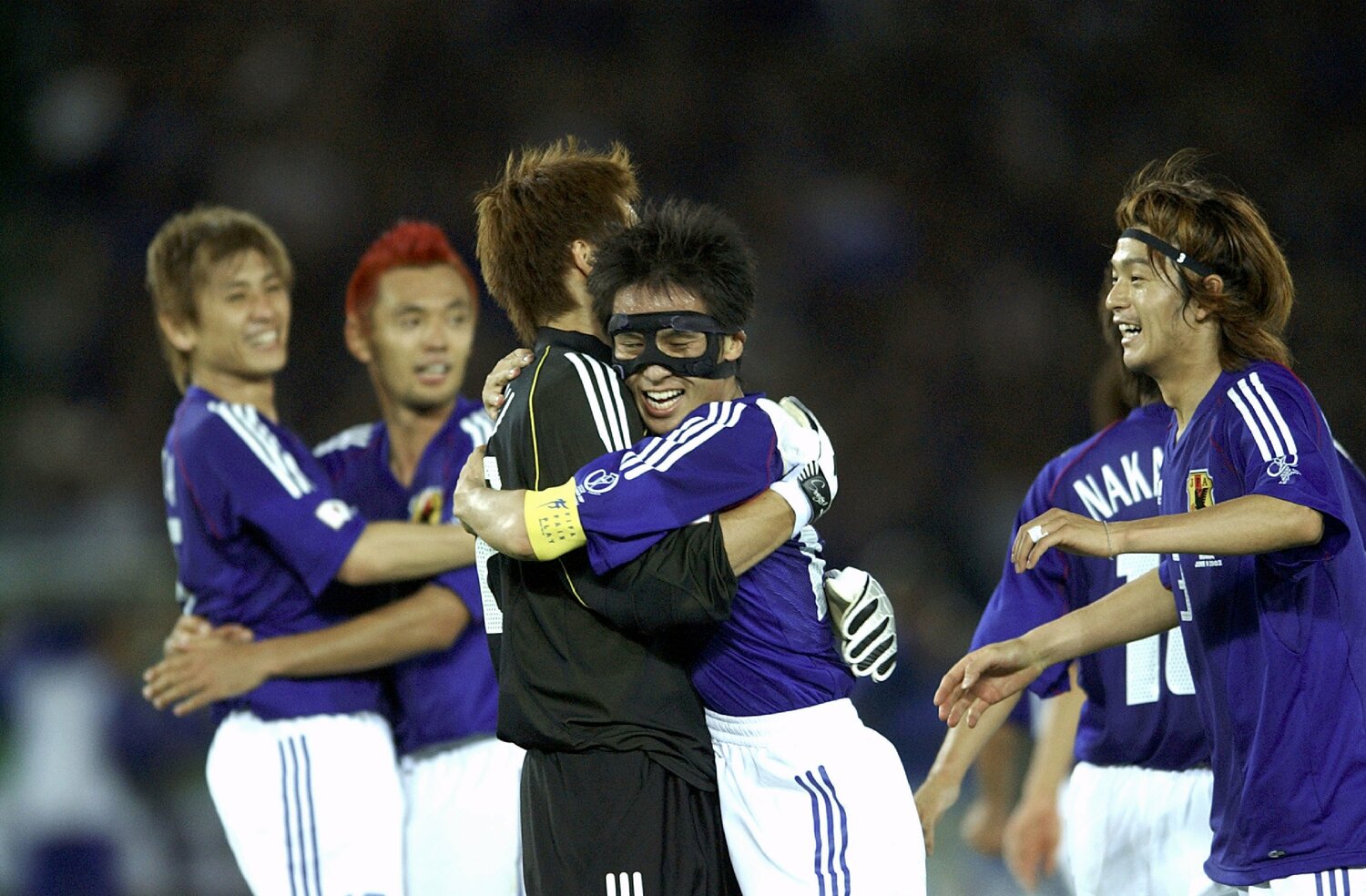 試合終了後にGK楢崎正剛と抱きつく宮本恒靖。喜びと共に安堵の表情が印象的な一枚だ ©︎Getty Images