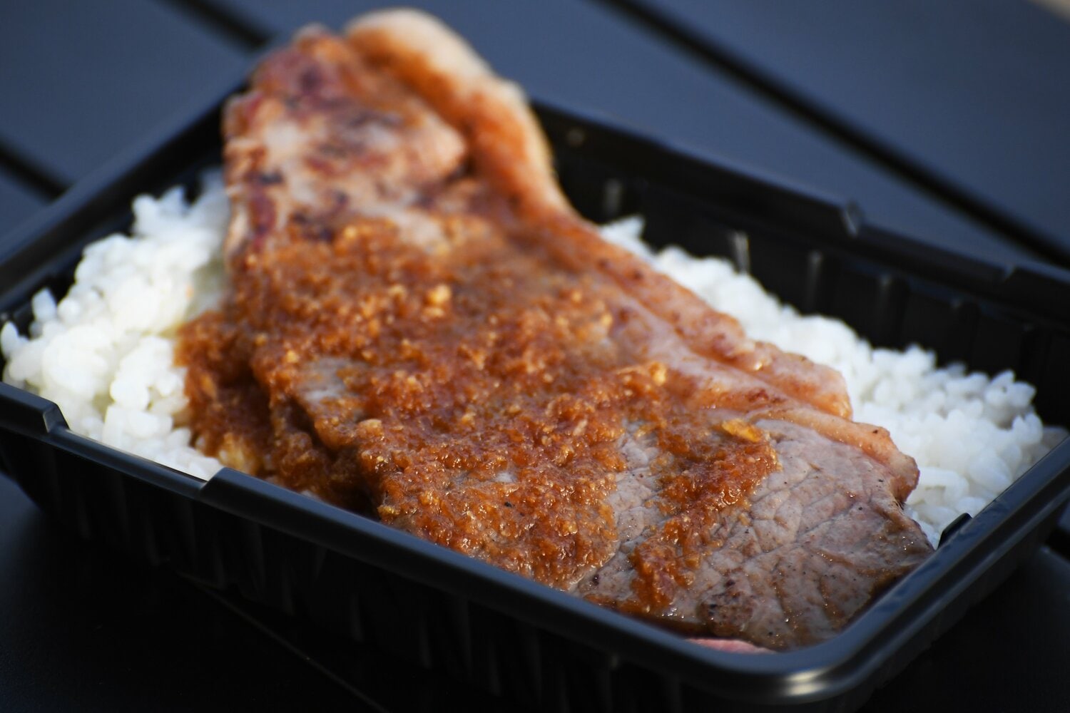 『和風レストラン やまびこ』のステーキ丼