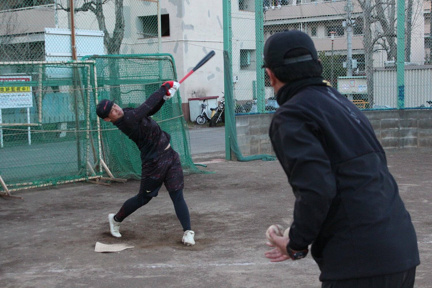 父・和彦さん（右）と一緒に打撃練習に取り組む雄大　©Katsuharu Uchida