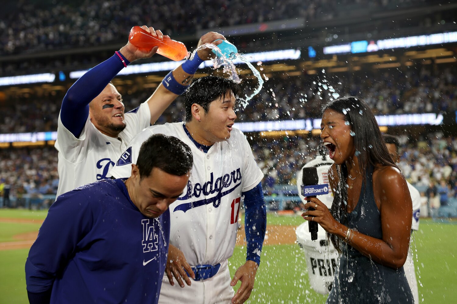 ミゲル・ロハスのウォーターシャワーを浴びる大谷翔平　©Getty Images