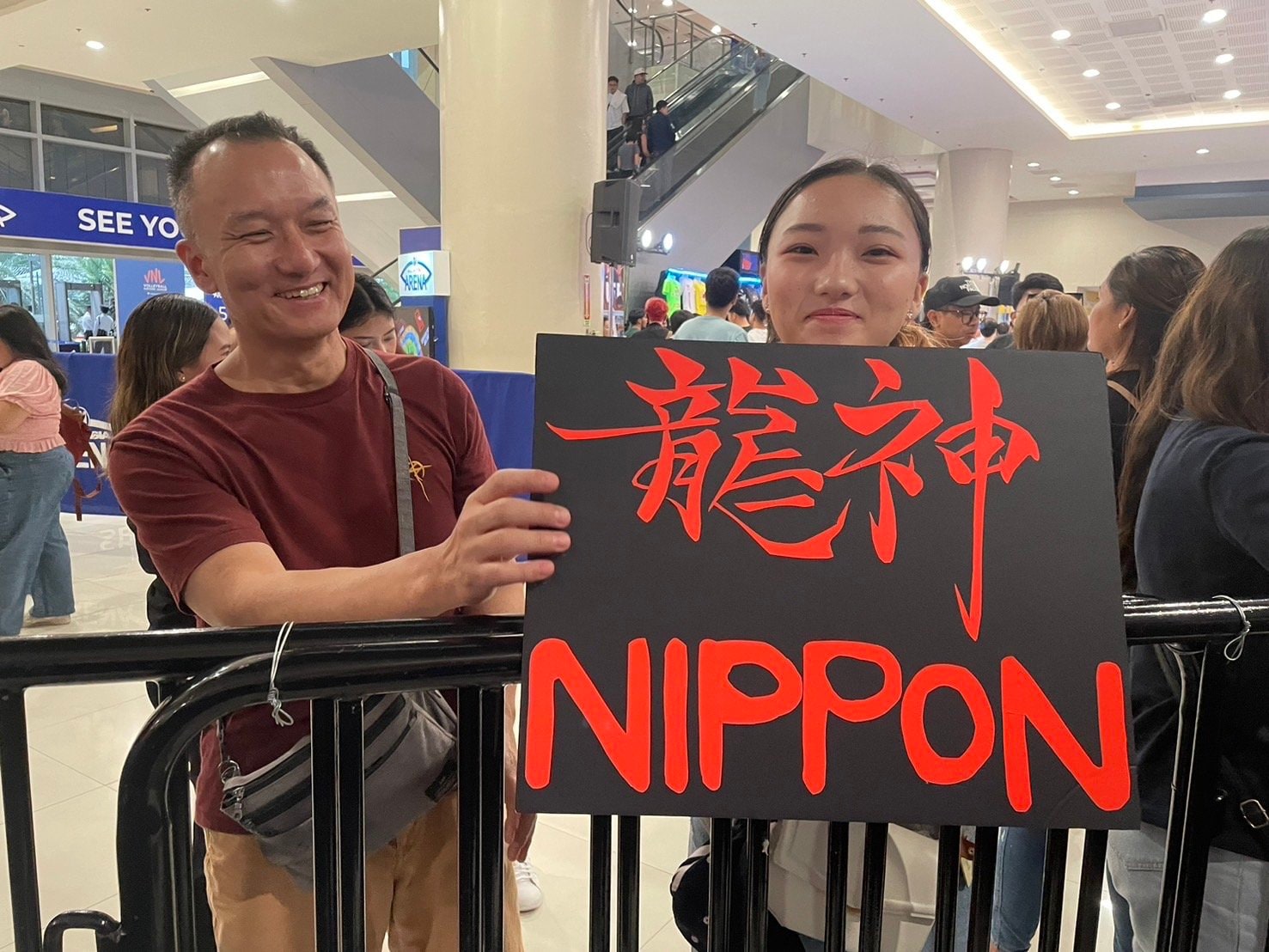 「龍神」のボードを持参するあたり、以前から応援していることがわかる(筆者撮影)