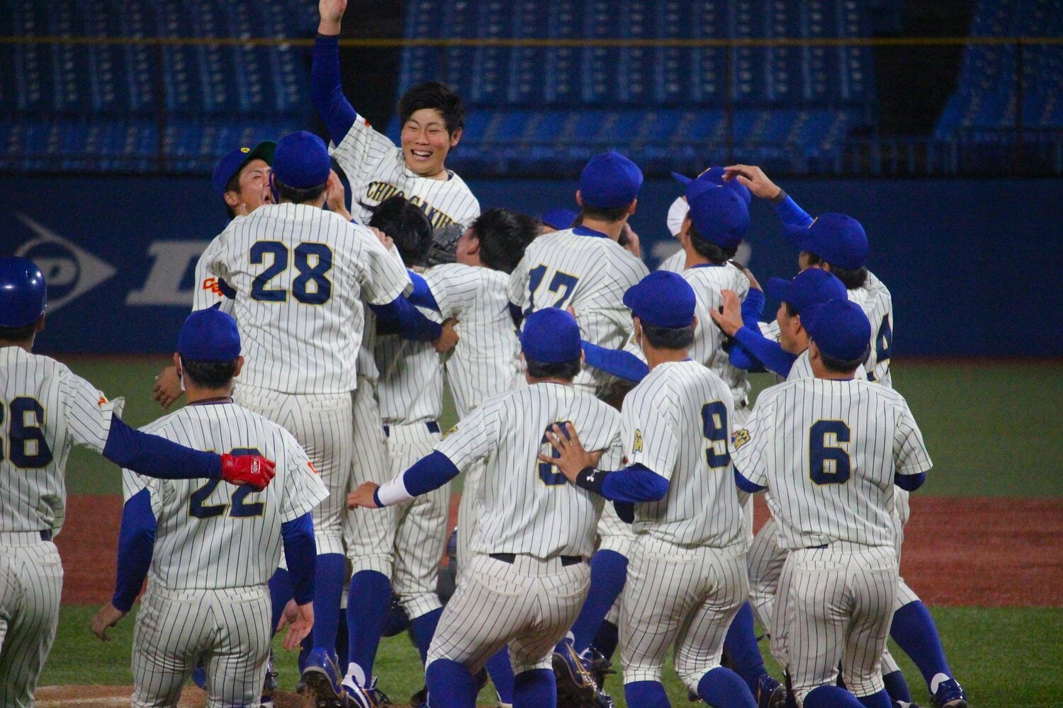 山崎凪(4年)を中心にマウンドには歓喜の輪が広がった ©︎Yu Takagi