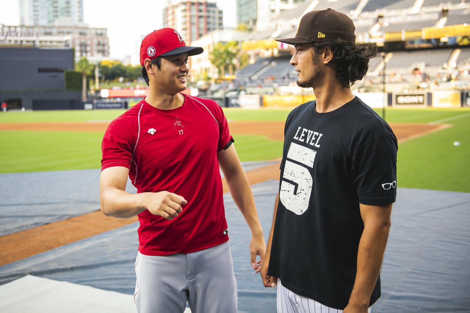 スタジアムで談笑するダルビッシュと大谷翔平（2021年）　©Getty Images