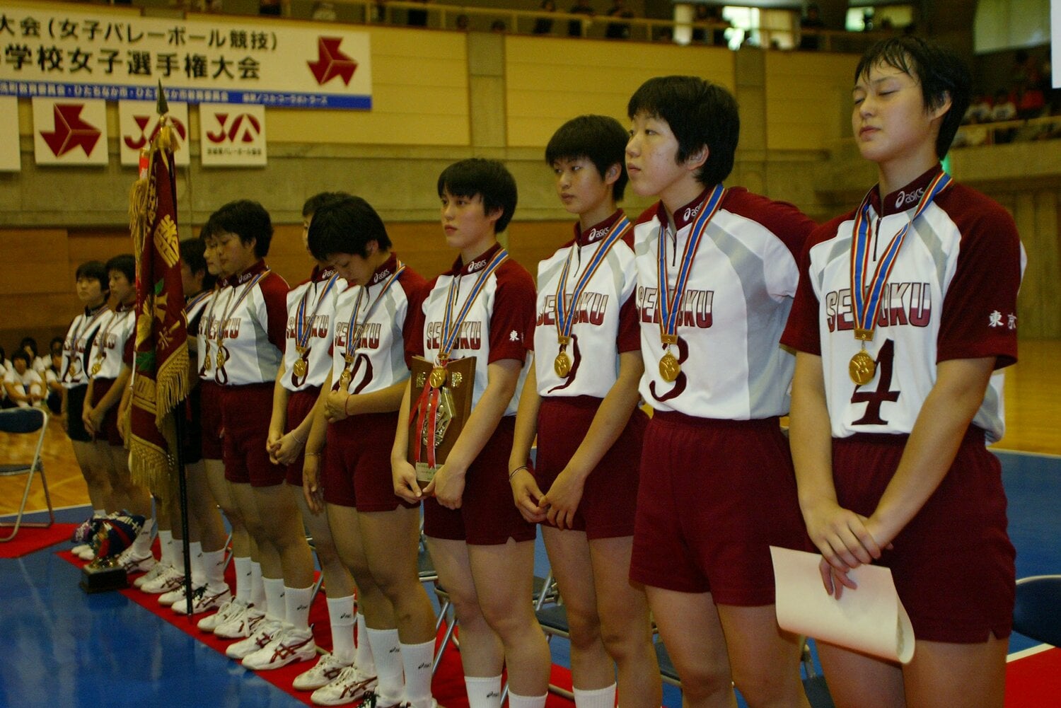 2002年のインターハイで優勝した成徳学園。右から姉の加奈さん、荒木絵里香さん、木村沙織さん、未希さん ©AFLO