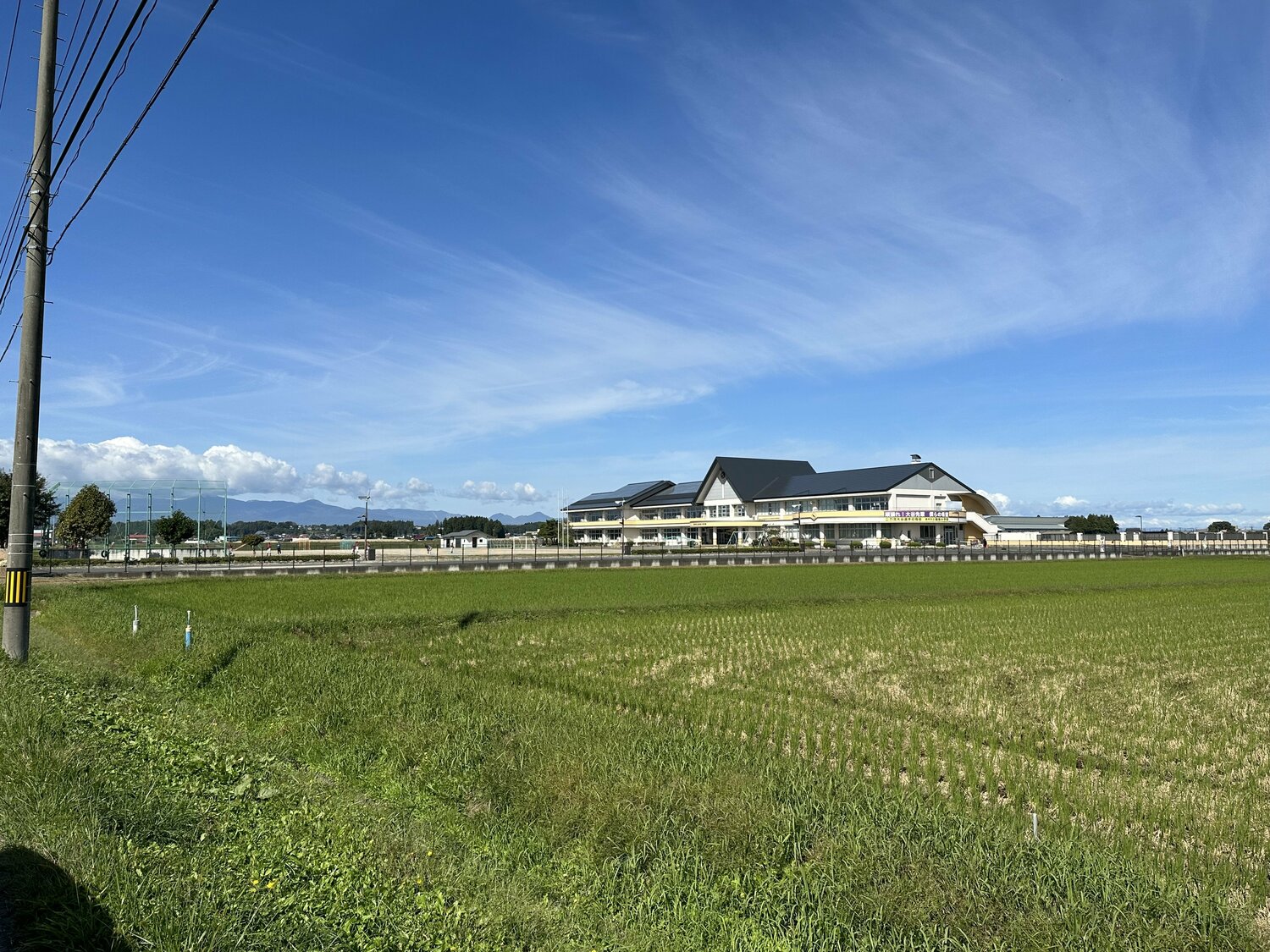 小学校には控えめな横断幕が掲げられている