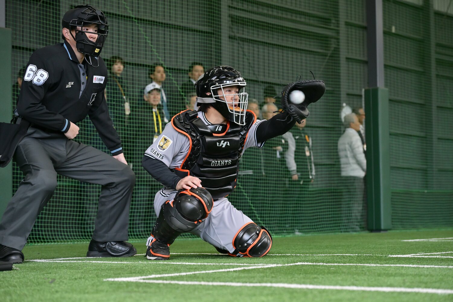 ブルペンで投手の投球を受ける甲斐　©︎Hideki Sugiyama