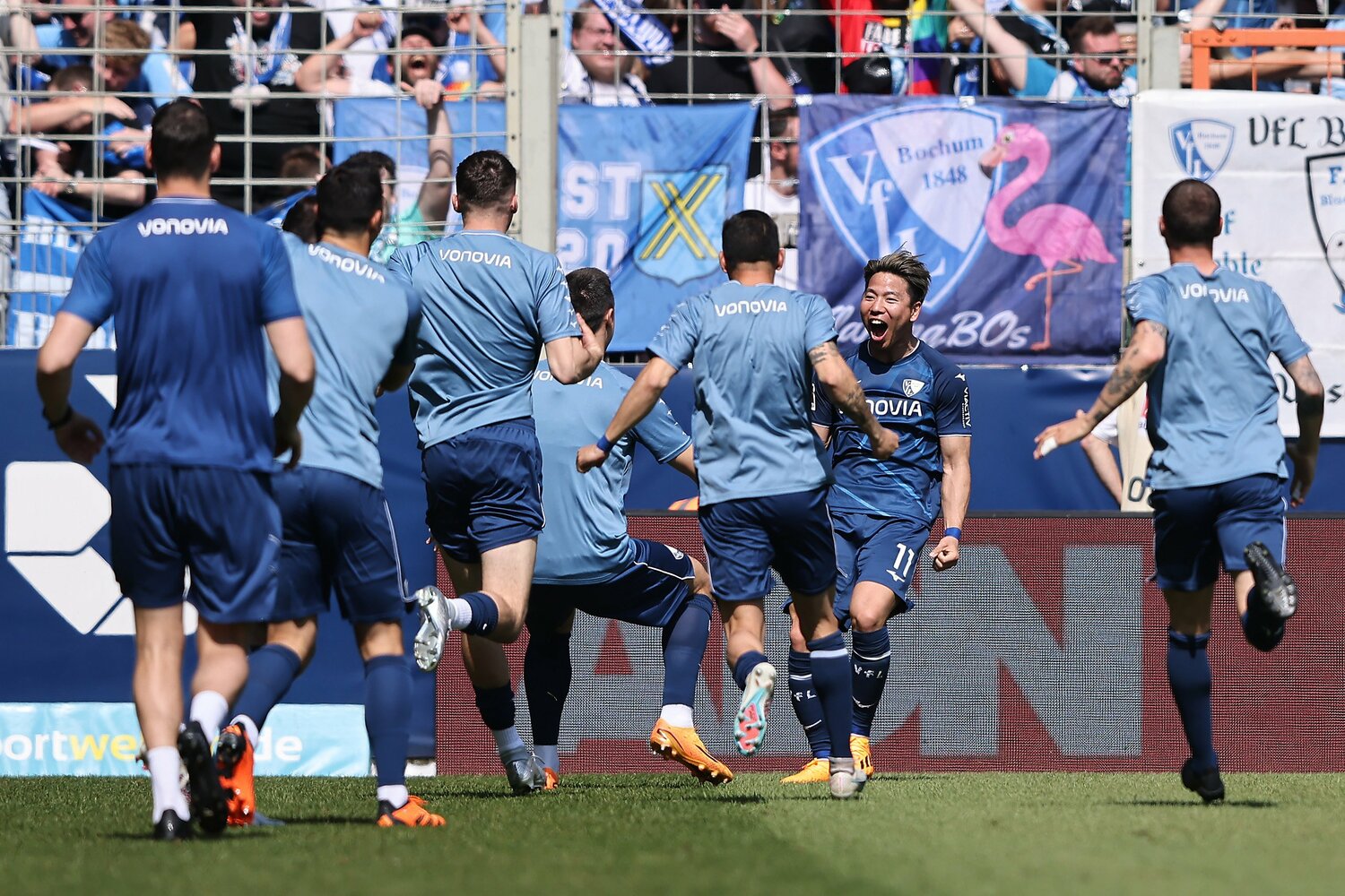 1点目のアシスト、そして2点目のゴールを決めた浅野にチームメイトたちが駆け寄る　©Getty Images