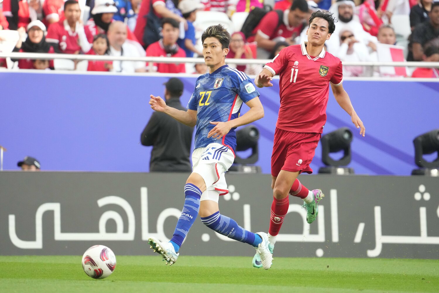 アジア杯で冨安健洋とマッチアップするストライク　©Masashi Hara/Getty Images