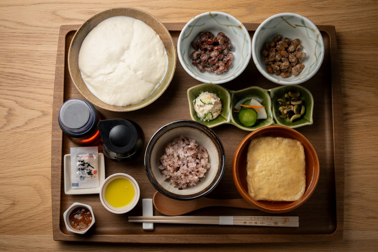 出来立ての温かい豆腐が絶品。「できたてとうふ御膳 ～納豆食べ比べ～」1430円　©️Shiro Miyake