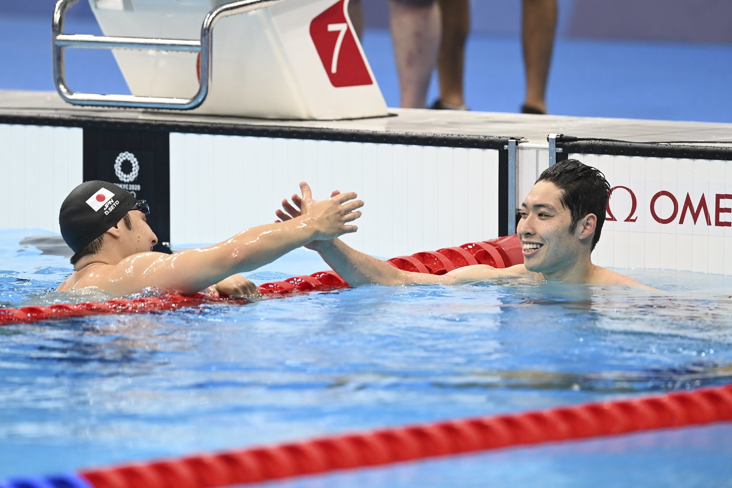 200m個人メドレー決勝後、瀬戸は萩野公介と検討を称え合った