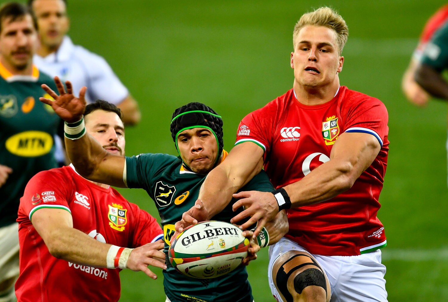 ファンデルメルヴァ（右）とコルビのWTB同士のマッチアップ　©︎Getty Images