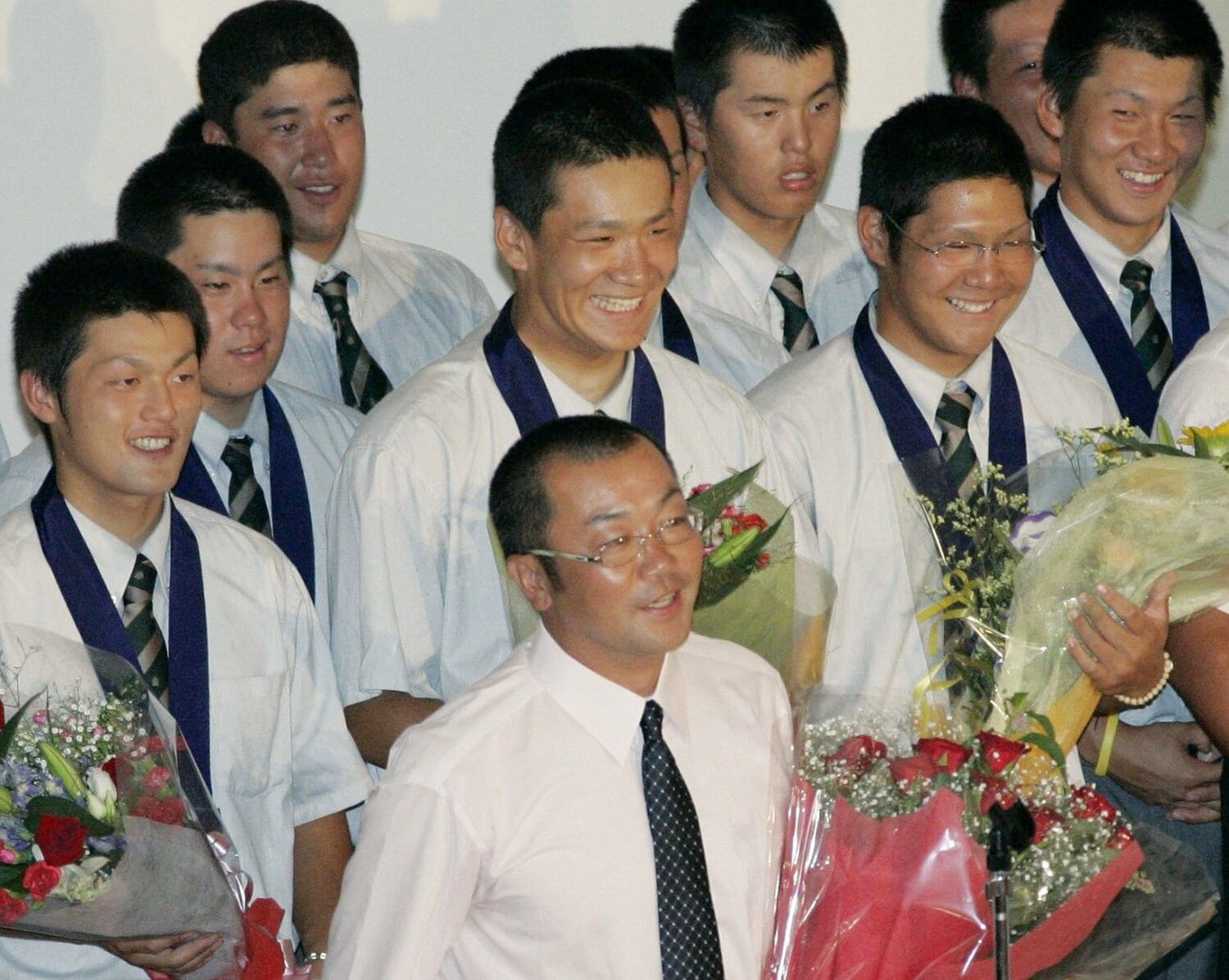 2006年夏の甲子園、準優勝の報告会で。香田監督と笑顔の田中将大投手ら駒大苫小牧ナイン ©KYODO