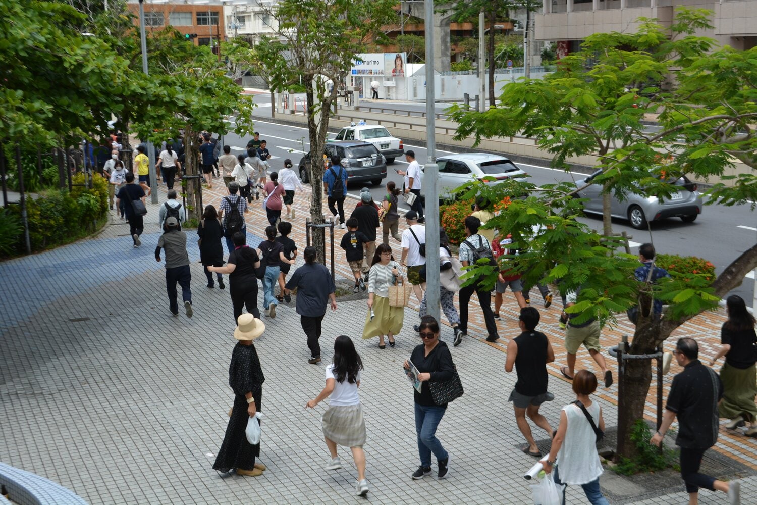 号外を求めて駆け出す人たち　©Takarin Matsunaga