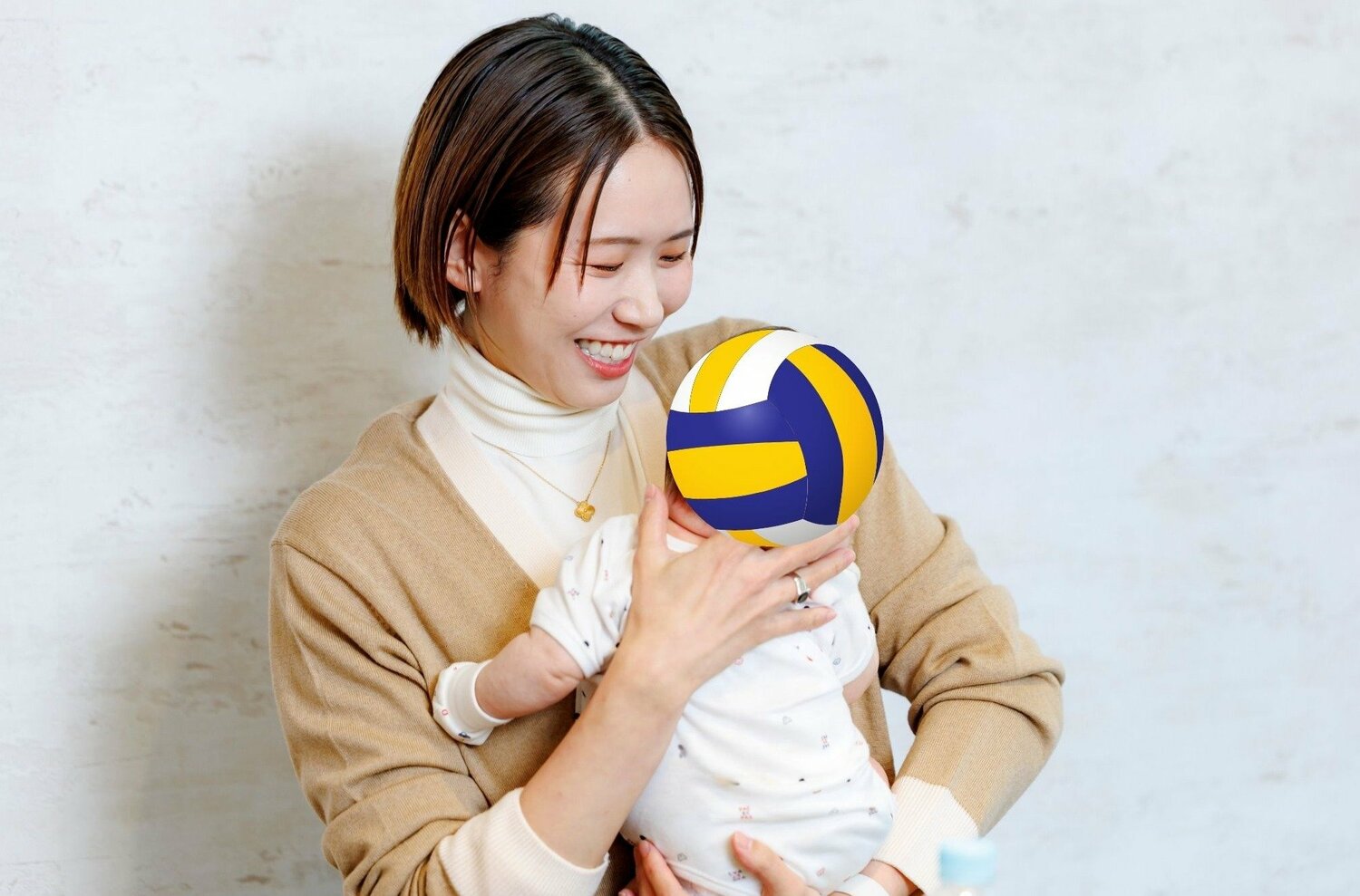 出産を振り返りながら我が子を見つめる古賀さん　©︎Kiichi Matsumoto