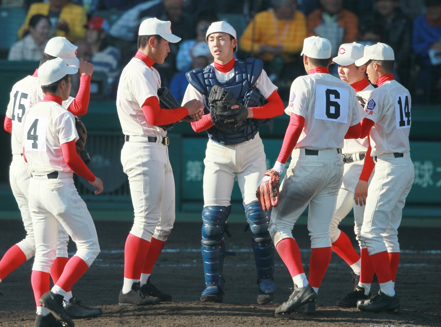 岡本(左から3人目)は智弁学園に投手をしたことも ©JIJI PRESS