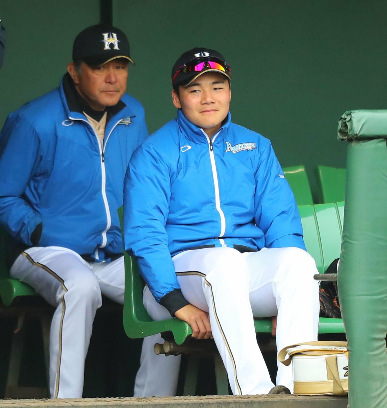 荒木二軍監督(左)と戦況を見まもる日本ハム・清宮幸太郎(2018年4月) ©︎SANKEI SHIMBUN