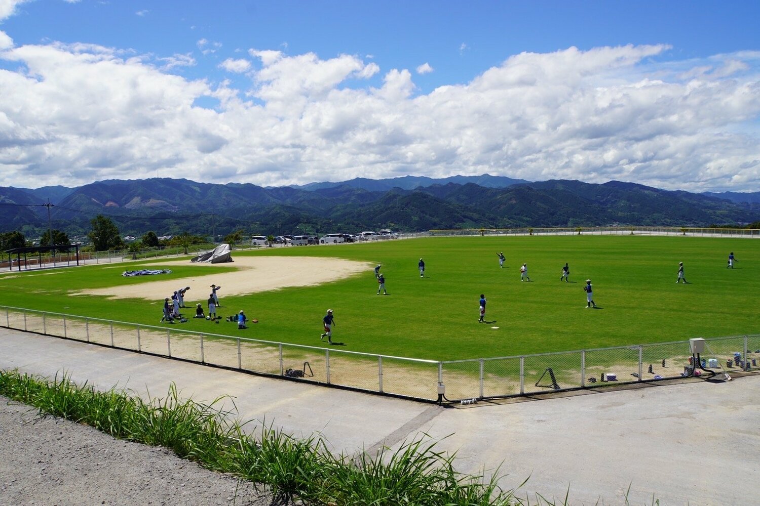 高野山を一望する小高い丘の上に、天然芝を使った球場が広がる ©︎TSUTSUGO SPORTS ACADEMY