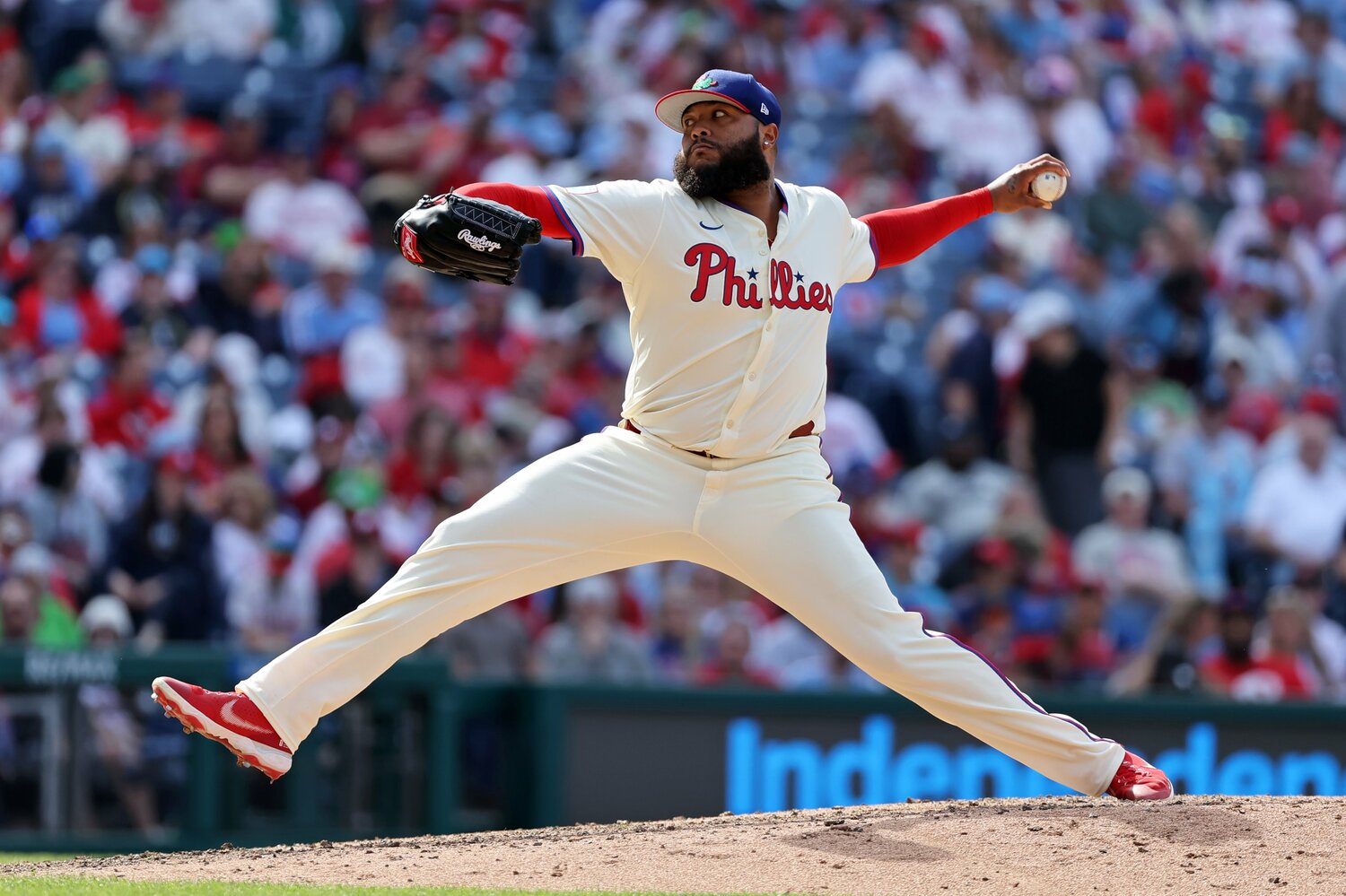 豪快に投げ込むフィリーズの守護神、ホセ・アルバラード　©︎Getty Images