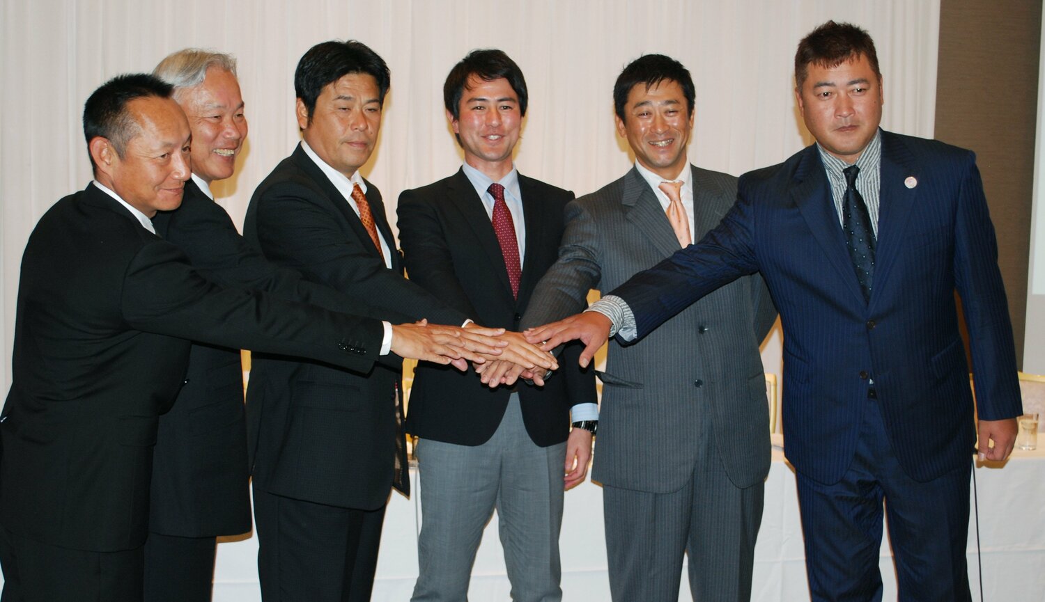 2013年、新独立リーグ「ベースボール・ファースト・リーグ」に所属する兵庫ブルーサンダーズの監督に就任した章弘さん（左から3番目）　©JIJI PRESS