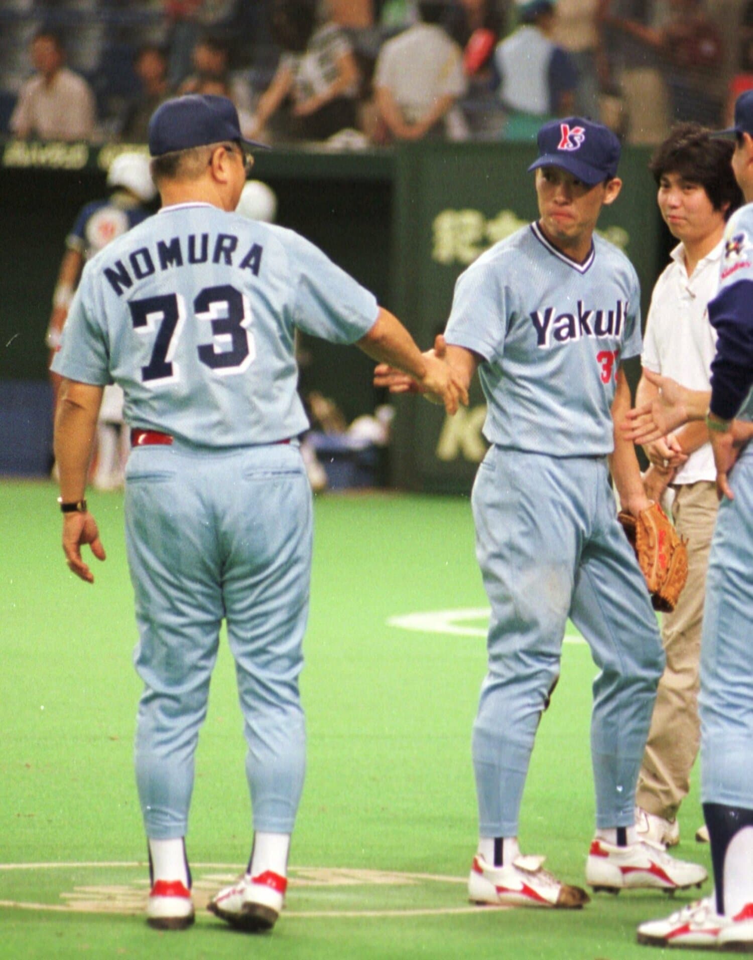 97年9月13日、ジャイアンツ相手に1安打完封勝利を収めて野村監督と握手する田畑　©Sankei Shimbun