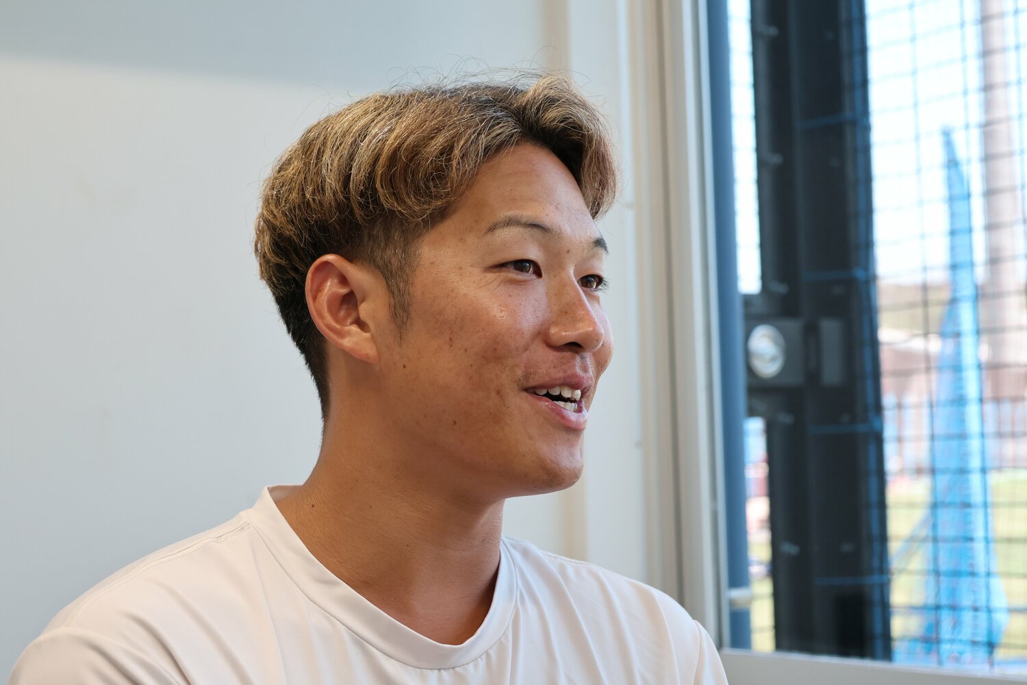 小園の感謝の言葉を聞いた京田は表情をゆるめた　©NumberWeb