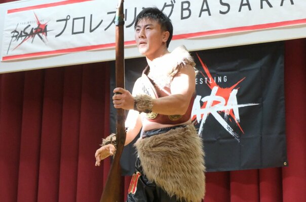 自給自足を求め群馬へ、“マタギレスラー”驚きの人生…FUMAは“模造ライフル”構えリングへ「移住先でプロレスをやるなんて(笑)」