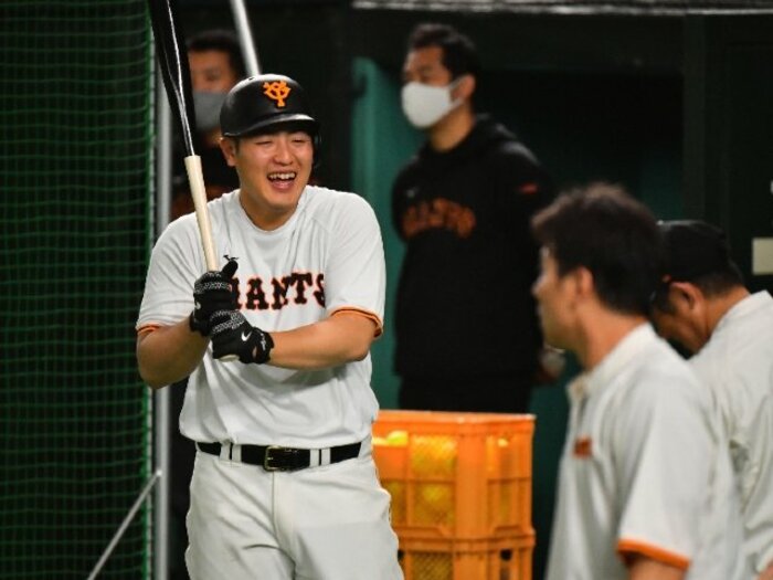 巨人・岡本和真の“飛ばし過ぎ”伝説「菓子折りを持ってよく謝りに…」恩師が期待する“3冠王”と驚いたゴールデン・グラブ賞＜Number Web＞ photograph by Hideki Sugiyama
