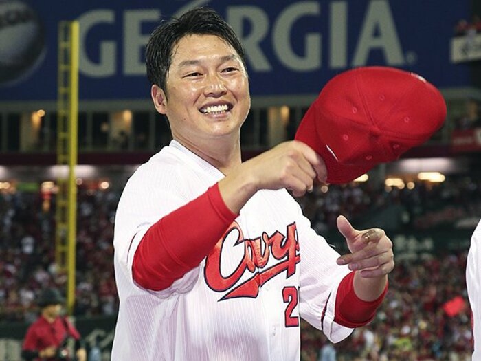 新井さんの笑顔は涙でできている。若きカープの4番打者が号泣した日。＜Number Web＞ photograph by Kyodo News