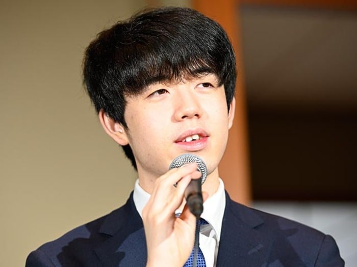 藤井聡太20歳「はっきり苦しい」王座戦で八冠ロード窮地→「毒まんじゅう」サク裂…《評価値6％》から大逆転の「6四銀」はナゼすごい？＜Number Web＞ photograph by Keiji Ishikawa