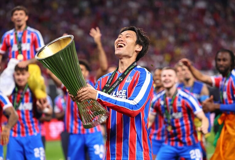 【じつは意外とオチャメな鎌田フォト】カンファレンスリーグ優勝で大喜びの鎌田。この時も笑顔。でもその直前では……（写真は右に続きます）　©Getty Images