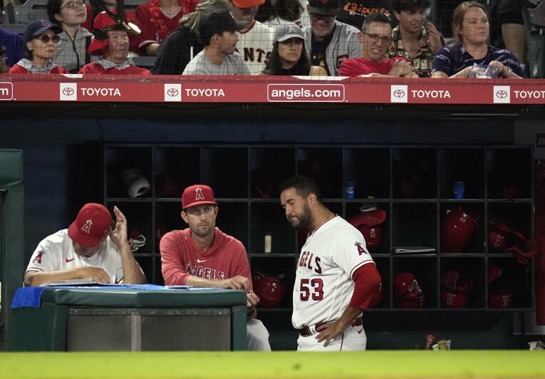 カルロス・エステベス（右）は8月7日のジャイアンツ戦でも9回に5失点を喫した　©Getty Images