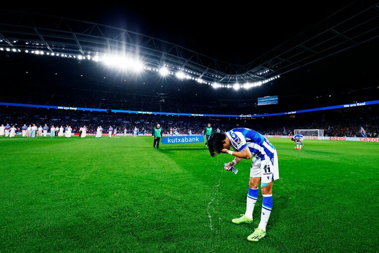 「“クボの疑惑PK”を写真で見ると」「日本代表ユニの少年も」ダービー熱狂のゴラッソ…映像で伝わりきらない“MVP久保建英”の英雄ぶり(60)