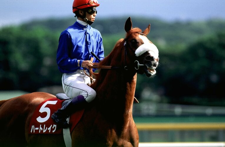 1995年、ゴドルフィン所有の外国馬ハートレイクに騎乗する武豊　©Tomohiko Hayashi