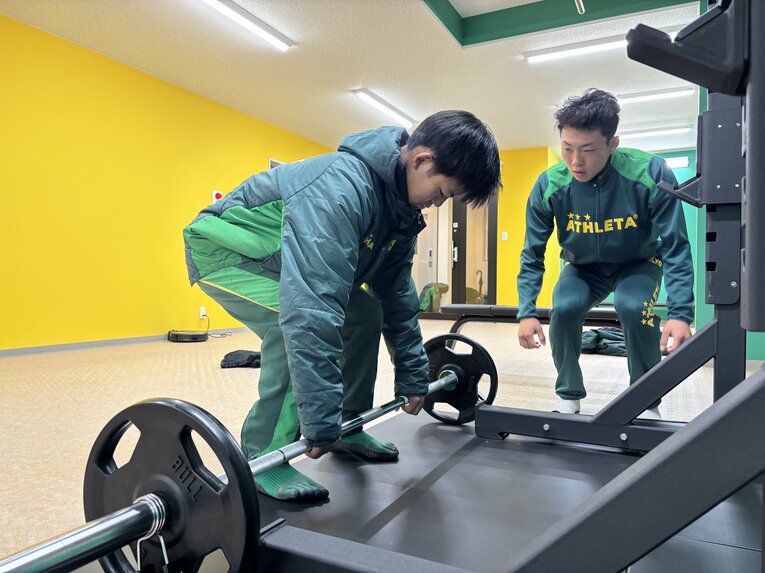 勉強して身につけた知識をもとに、チームメイトのトレーニングをサポートする帝京長岡高校3年・桑原脩斗　©︎Takahito Ando