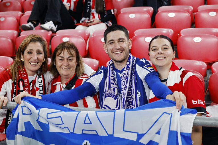 仲良し家族かと思ったら、たまたま隣り合っただけのグループだった