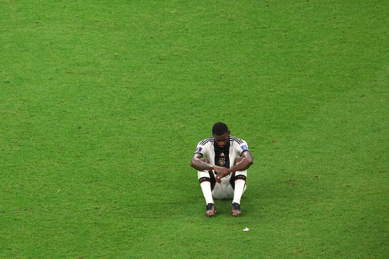 終了のホイッスルを聞き、座り込むリュディガー　©Getty Images