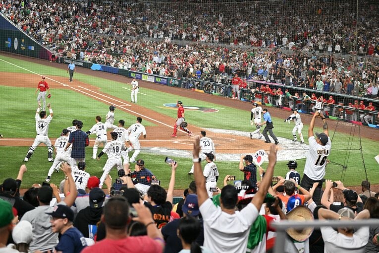 逆転サヨナラの瞬間。ホームインした大谷の後から周東が猛追（2/10）　©Naoya Sanuki