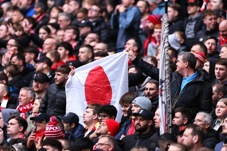 日の丸を掲げるリバプール現地ファンも　©Getty Images