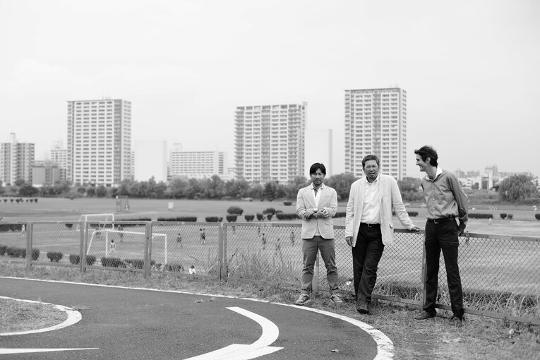 多摩川の河川敷で前園真聖、フローラン・ダバディとサッカー談義　©︎Tamon Matsuzono