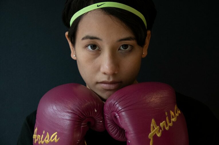 看護師として勤務しながら東京五輪を目指したボクサーの津端ありさ。グローブには「Arisa」の文字が刻まれている。 ／ photograph by Shino Seki