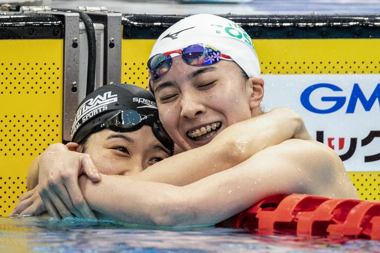 2021年競泳日本選手権で大橋悠依とハグする寺村さん　©JIJI PRESS