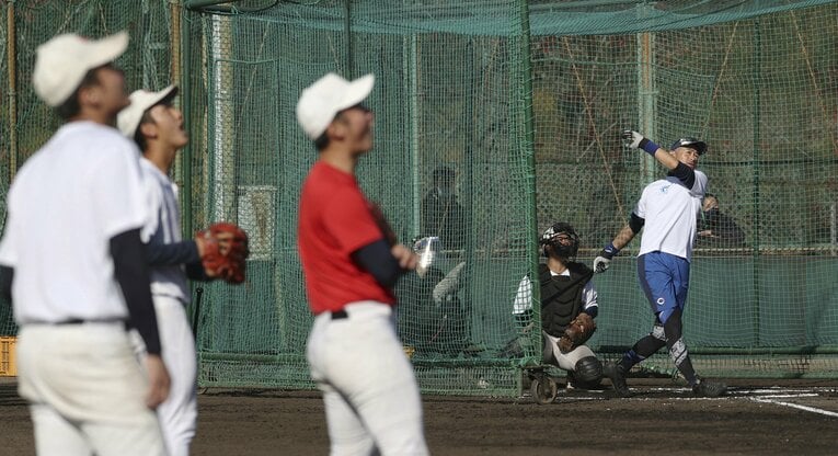イチローさんの痛烈な打球を目の当たりにして驚く選手たち　©︎JIJI PRESS