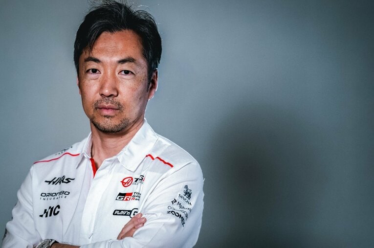 ビッグチームの半数以下の規模のハースが上位陣と渡り合うために必要なこととは。小松代表がその組織論を語る ／ photograph by Asami Enomoto