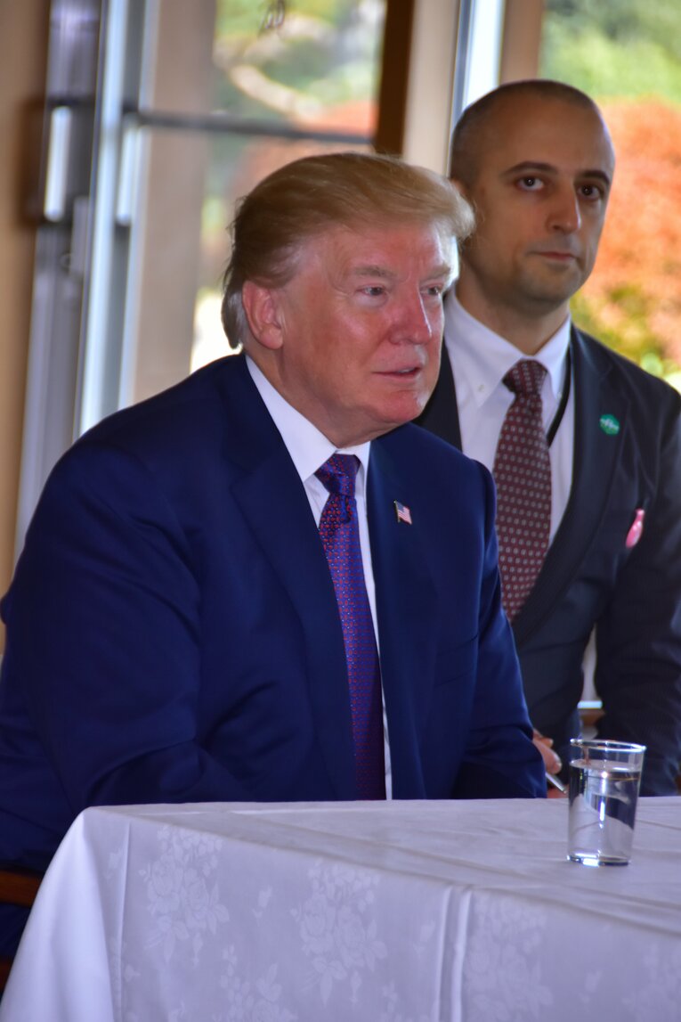 トランプ大統領がスローガンのように唱えた「Make America Great Again(MAGA)」のフレーズ　　©JMPA